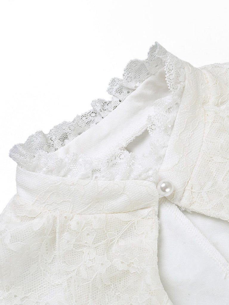 Blouse gothique en dentelle à volants, manches bouffantes et décolleté goutte d’eau années 1960