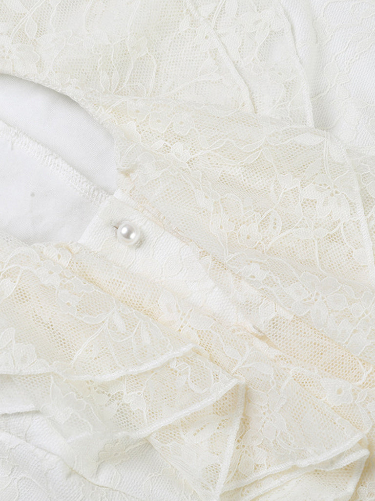 Blouse gothique en dentelle à volants, manches bouffantes et décolleté goutte d’eau années 1960