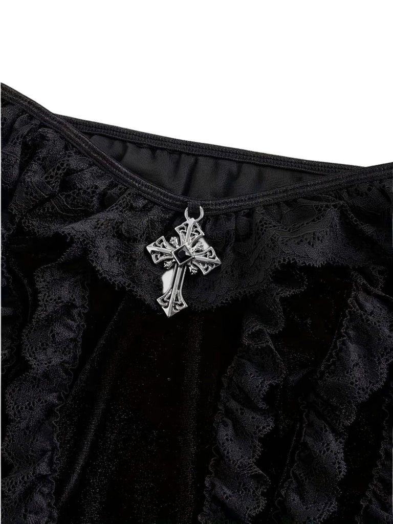 Top gothique noir en dentelle à épaules dénudées et pendentif croix années 1950
