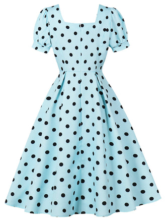 Robe évasée bleue à pois, col carré et manches bouffantes années 1950