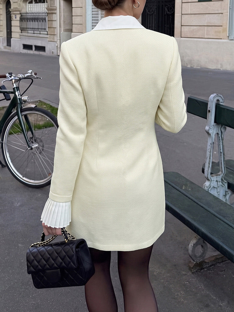 Robe courte beige ajustée à poignets plissés et boutons années 1960 - 4