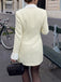 Robe courte beige ajustée à poignets plissés et boutons années 1960 - 4