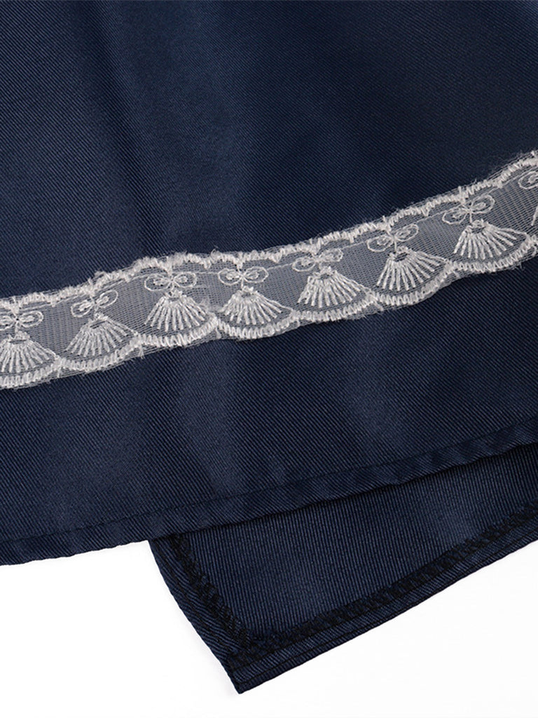 Robe bleue et blanche à fleurs, dentelle et manches bouffantes avec tablier années 1950