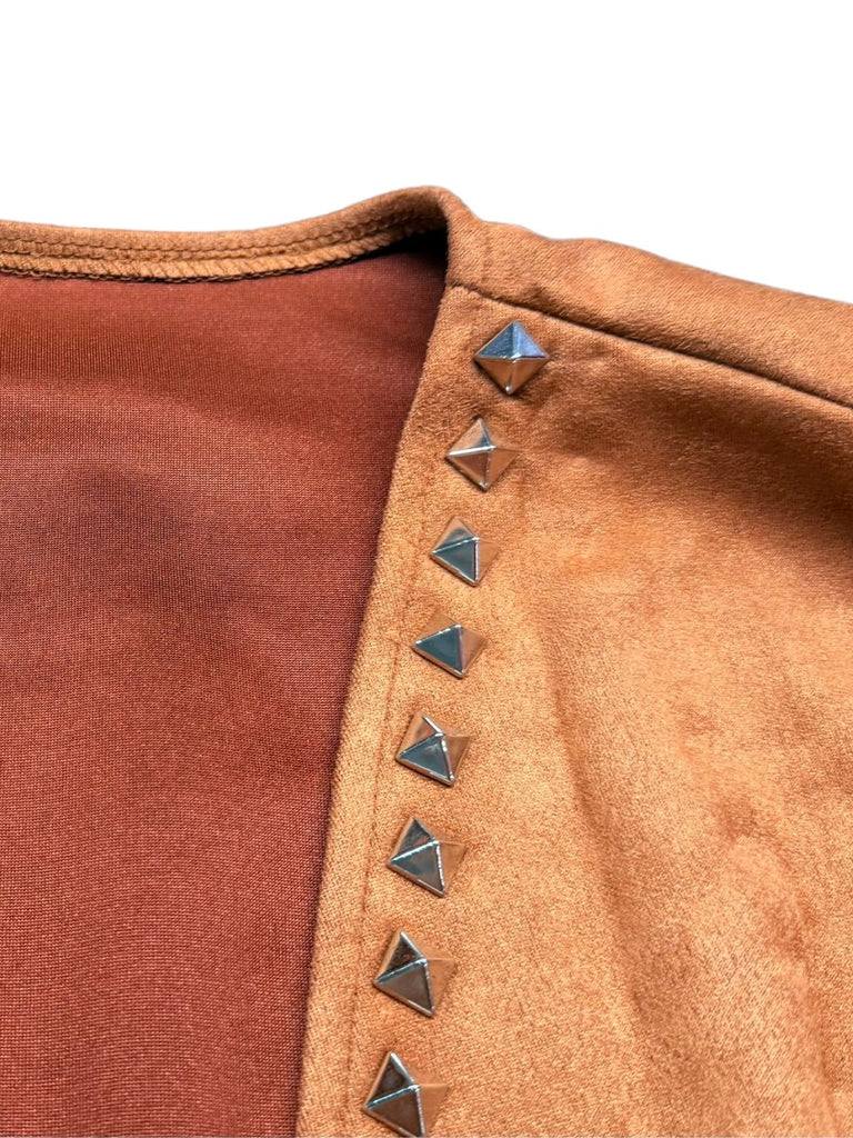 Gilet marron en daim à clous, franges et rivets sans manches années 1960