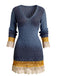 Robe courte bleue en maille à col V et bordures en dentelle contrastée années 1960 - 1