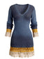 Robe courte bleue en maille à col V et bordures en dentelle contrastée années 1960