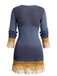 Robe courte bleue en maille à col V et bordures en dentelle contrastée années 1960 - 2
