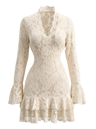 Robe moulante dentelle col V manches longues et ourlet volants années 1970