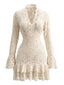 Robe moulante dentelle col V manches longues et ourlet volants années 1970