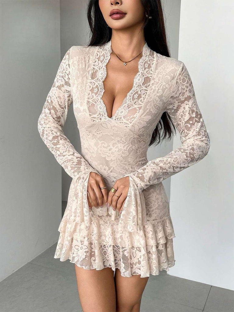 Robe moulante dentelle col V manches longues et ourlet volants années 1970