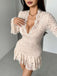 Robe moulante dentelle col V manches longues et ourlet volants années 1970