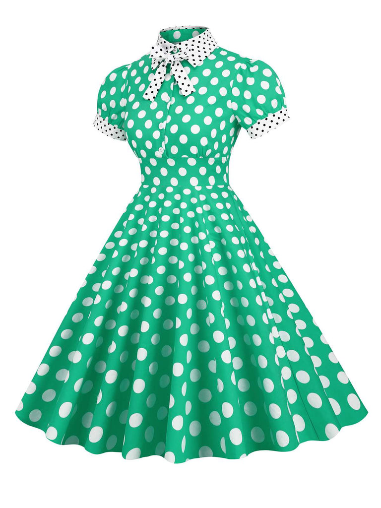 Robe trapèze à pois et col chemise des années 1950