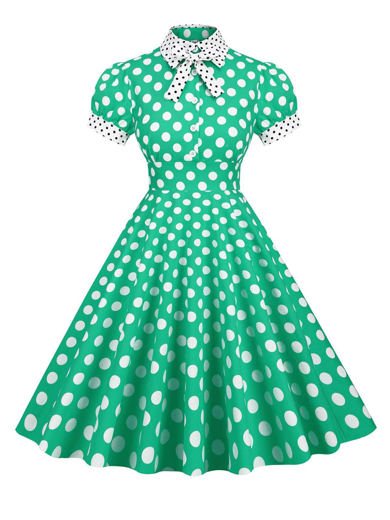 Robe trapèze à pois et col chemise des années 1950