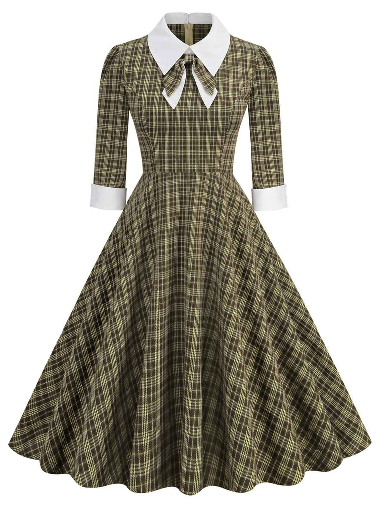 Robe à carreaux marron à revers et nœud des années 1950