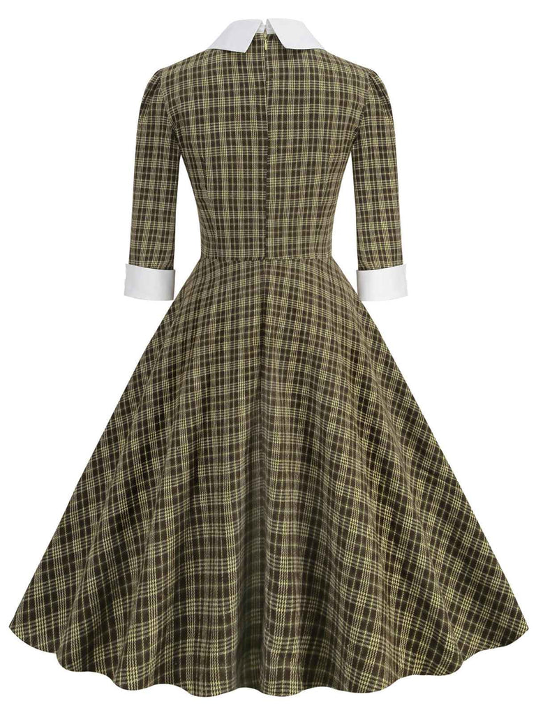 Robe à carreaux marron à revers et nœud des années 1950