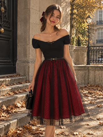 Robe rouge vin à épaules dénudées à pois des années 1950