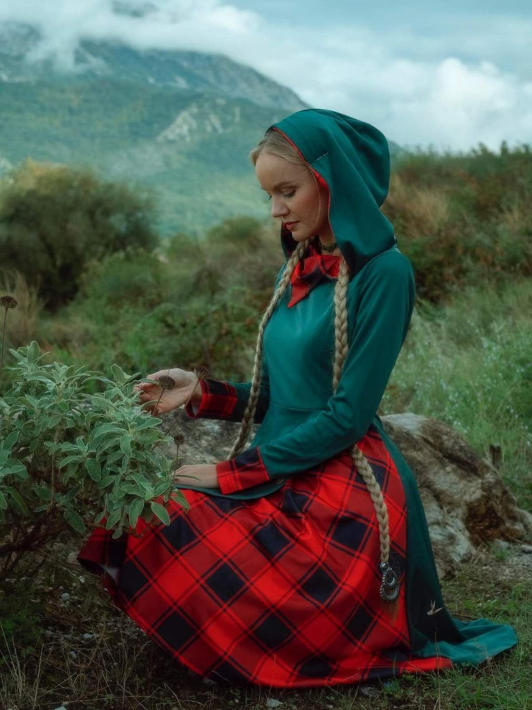 Robe à capuche à carreaux de Noël verte et rouge des années 1950