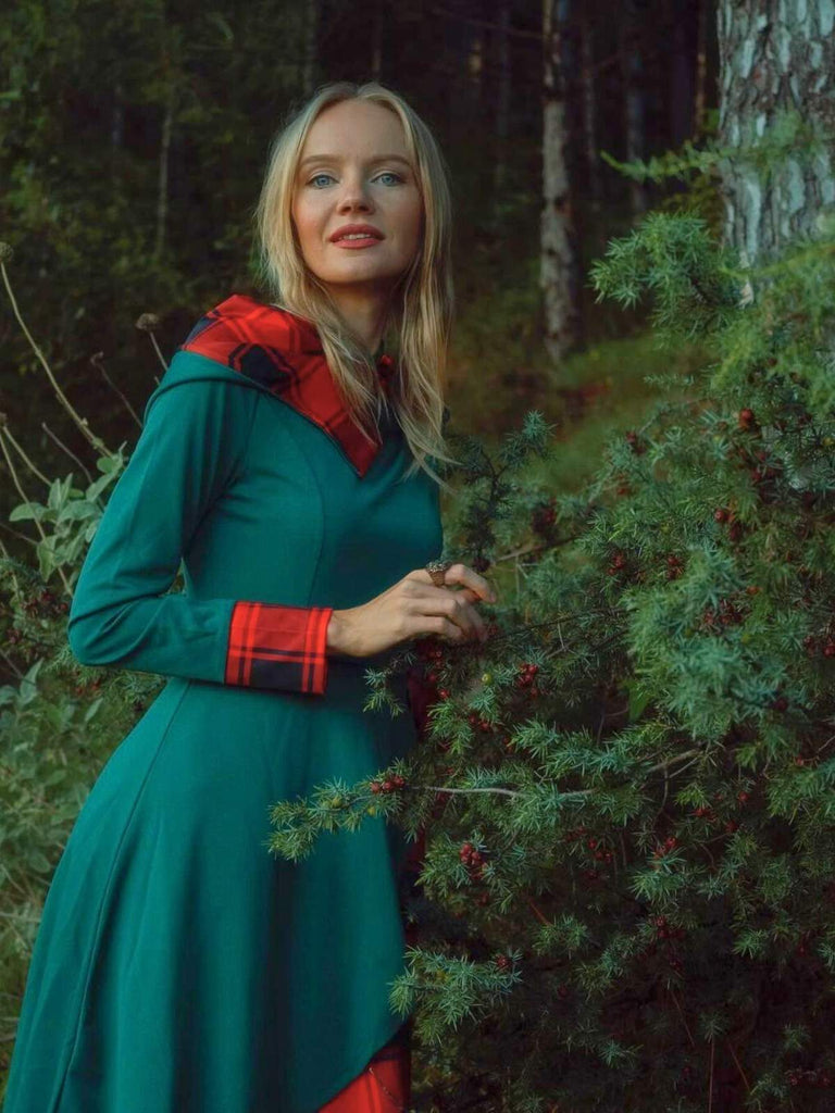 Robe à capuche à carreaux de Noël verte et rouge des années 1950