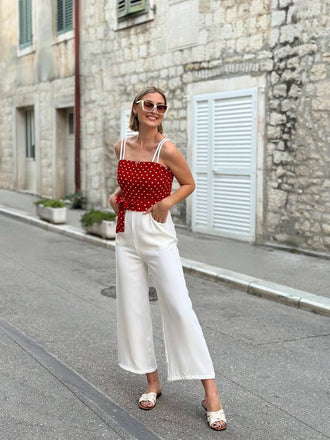 Combinaison rouge à bretelles spaghetti à pois des années 1950