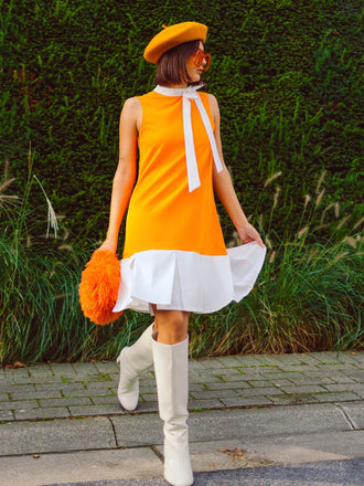 Robe sans manches orange à nœud papillon des années 1960