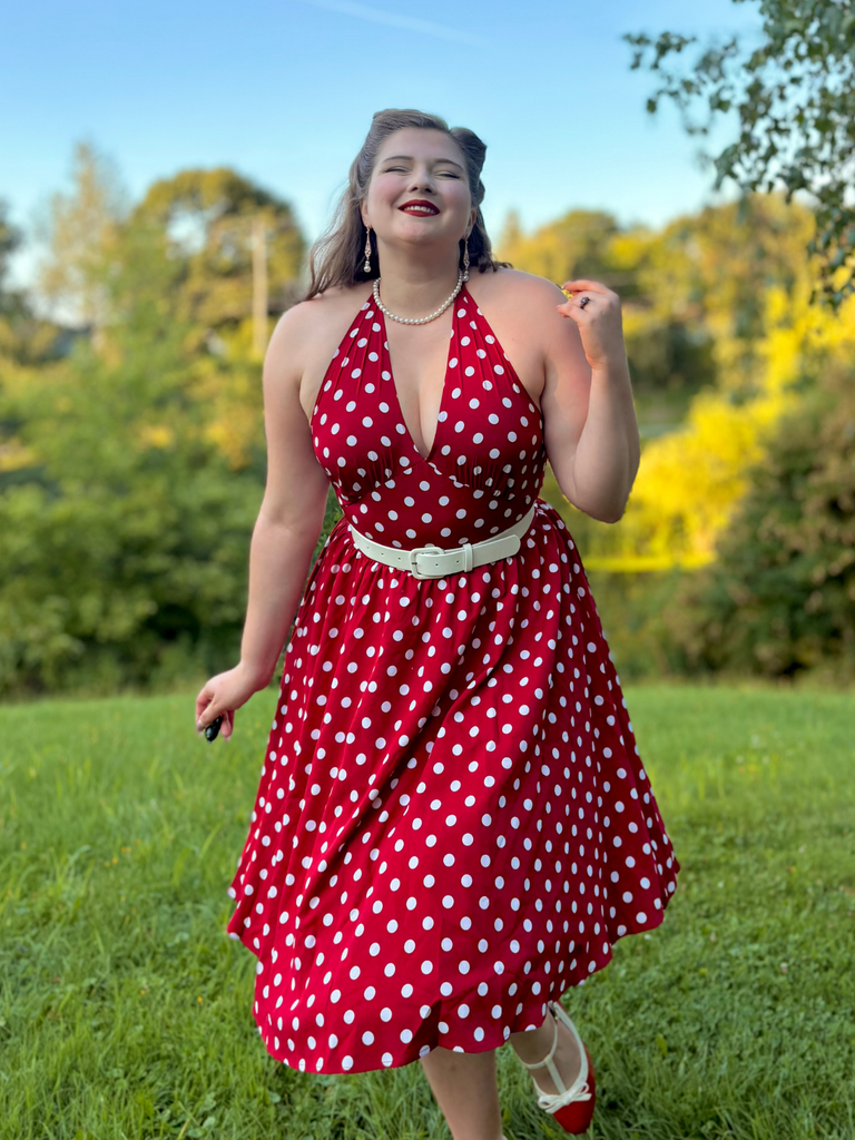Robe dos nu rouge à pois des années 1950