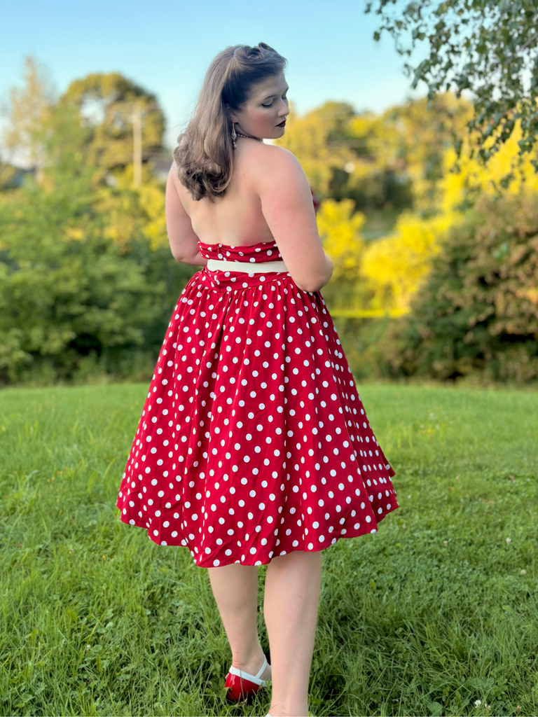 Robe dos nu rouge à pois des années 1950