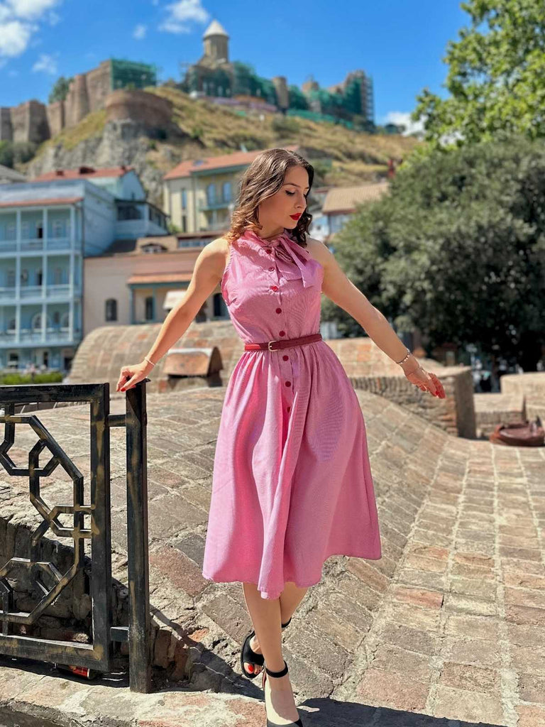 Robe rose à rayures fines et col noué des années 1950
