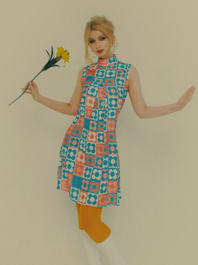 Robe à col montant fleurie orange et bleue des années 1960