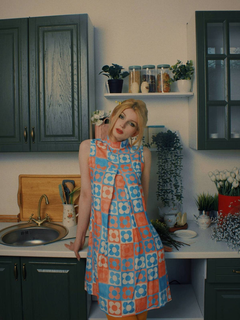 Robe à col montant fleurie orange et bleue des années 1960