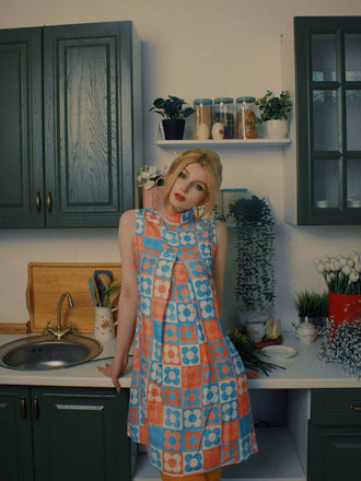 Robe à col montant fleurie orange et bleue des années 1960