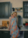Robe à col montant fleurie orange et bleue des années 1960