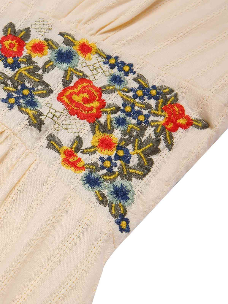 [Prévente] Robe fleurie brodée en coton noire à col en V des années 40