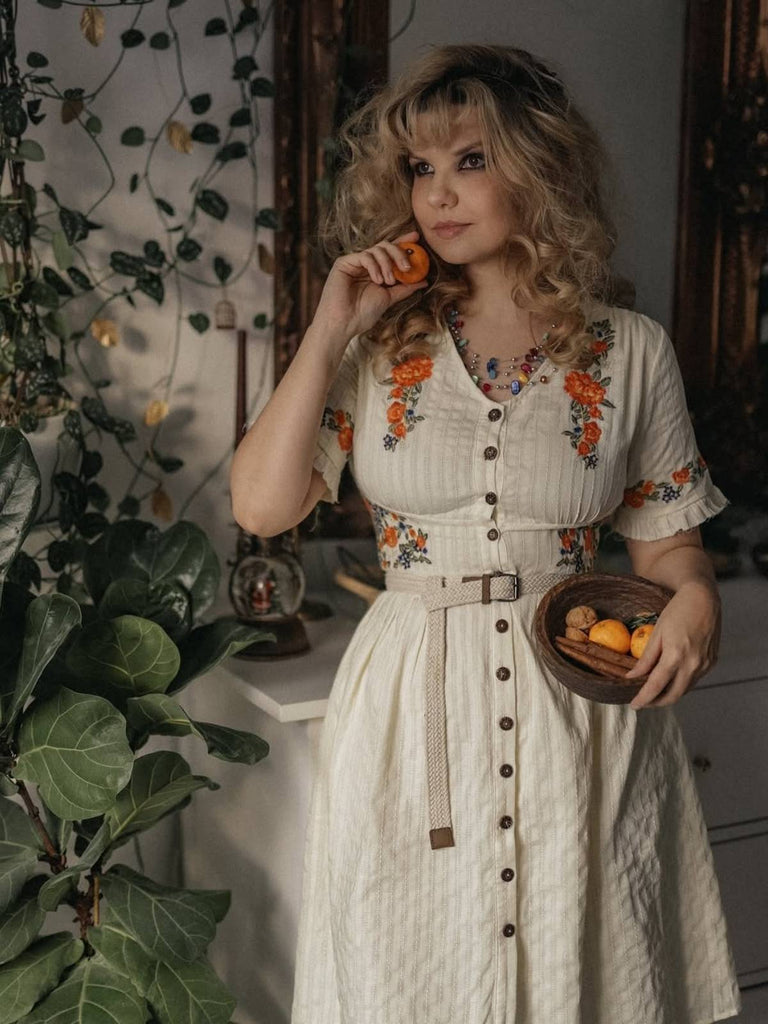 Robe fleurie brodée en coton beige à col en V des années 40