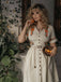 Robe fleurie brodée en coton beige à col en V des années 40