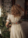Robe fleurie brodée en coton beige à col en V des années 40