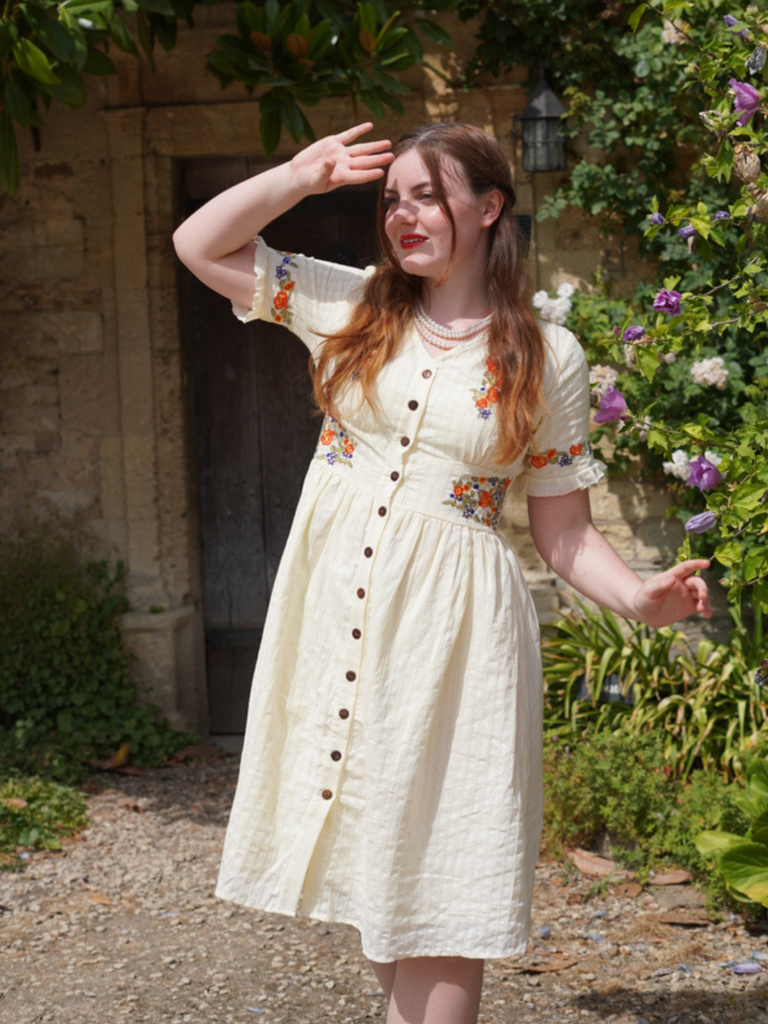 Robe fleurie brodée en coton beige à col en V des années 40