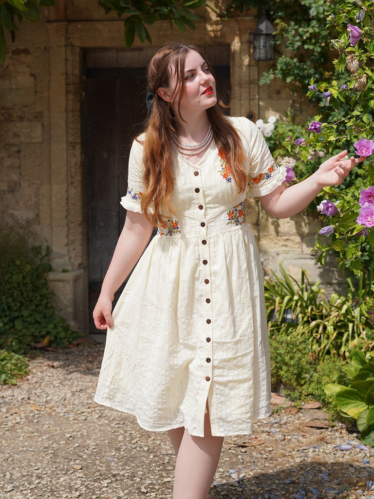Robe fleurie brodée en coton beige à col en V des années 40