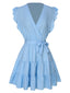 Robe bleu clair à col en V et manches à volants des années 1950