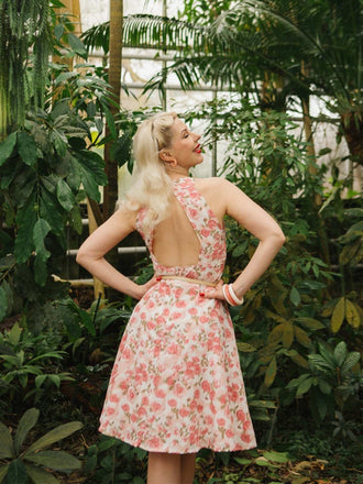 Robe rose à col en V et motif fleurs des années 1950