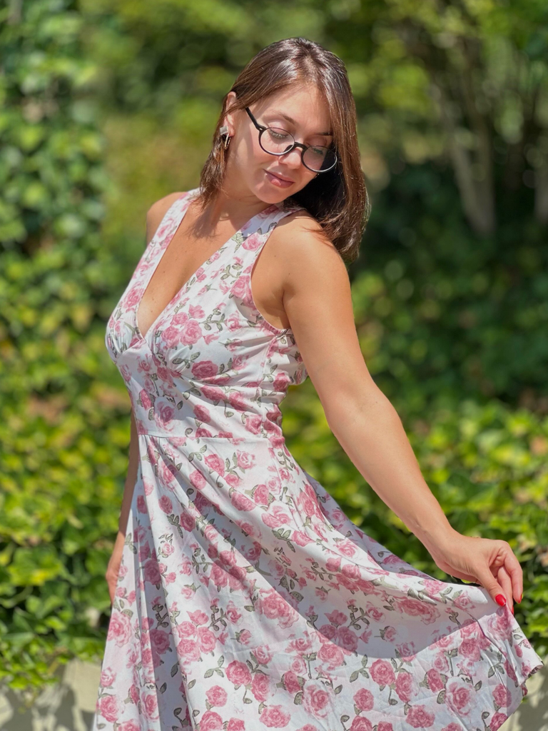 Robe rose à col en V et motif fleurs des années 1950