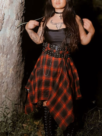 Robe noire à carreaux vichy et col bénitier des années 1970