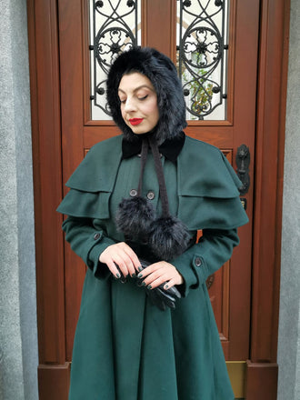 Manteau croisé vert avec ceinture et cape des années 1930