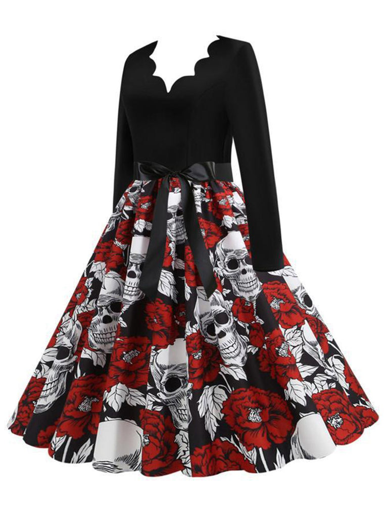 Robe noire à col pétales de roses et tête de mort des années 1950