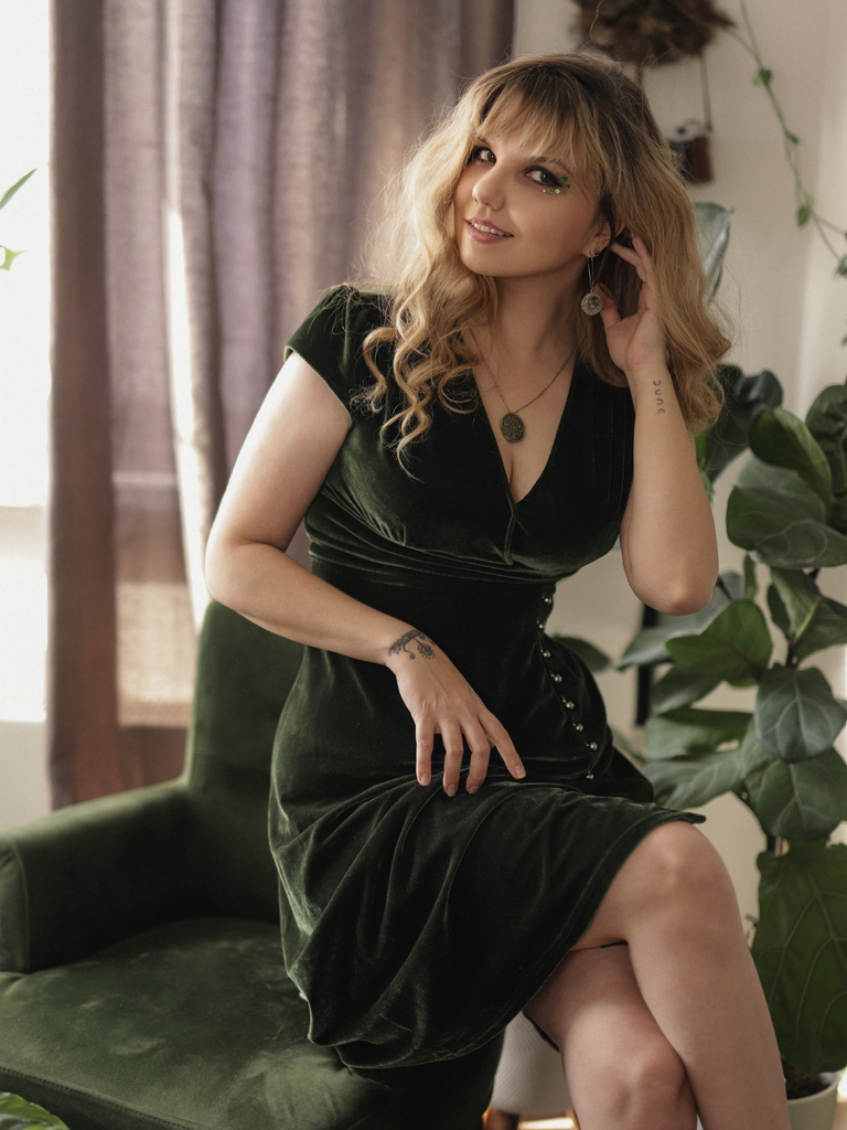 Robe verte en velours perlé à col en V des années 40