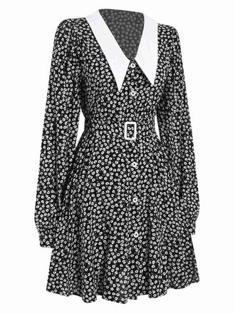 Robe noire à manches lanternes  à petites fleurs revers des années 1950