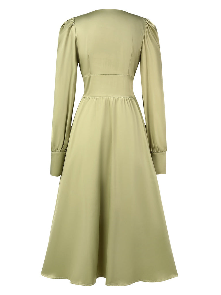 Robe boutonnée en faux satin à col en V des années 1940