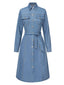 Robe en jean bleu clair avec ceinture à revers des années 40