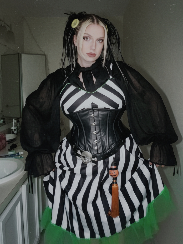 Robe en dentelle verte fluo à rayures noires et blanches des années 1950