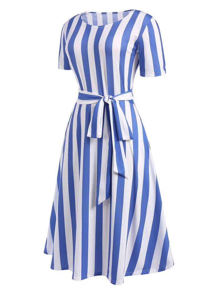 Robe rayée bleu clair avec ceinture style nautique des années 1940