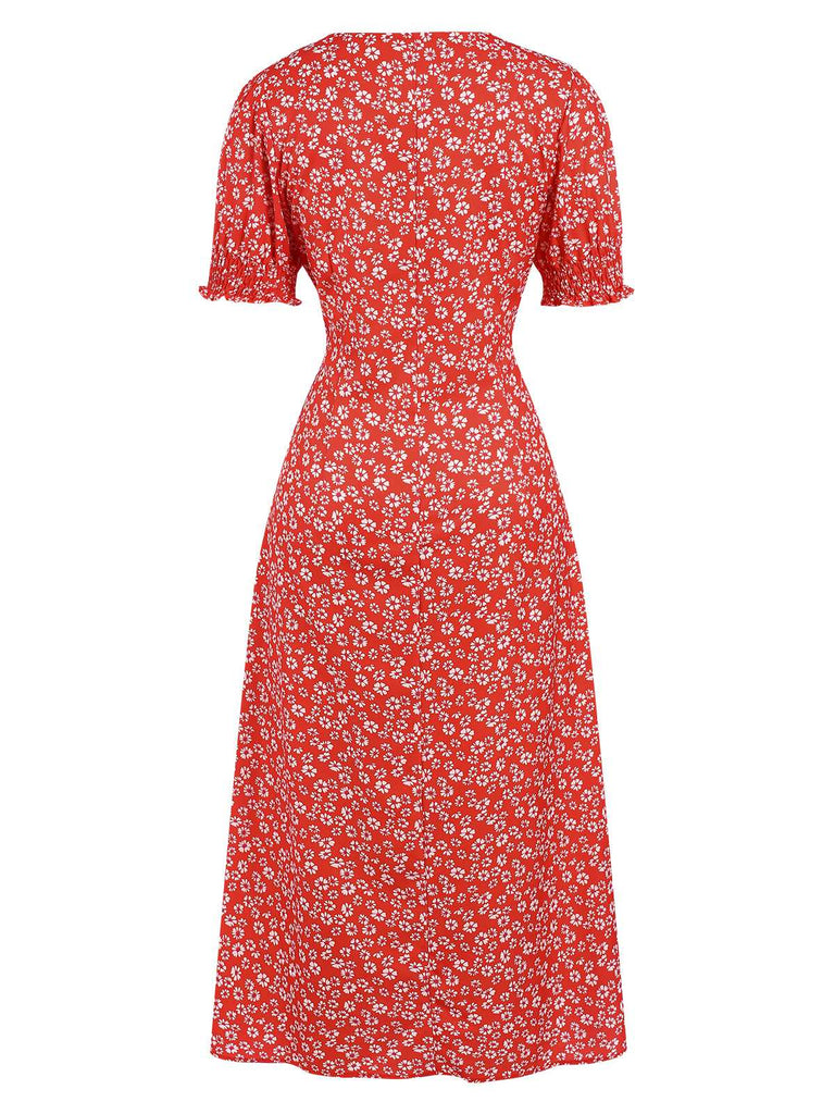 Robe rouge fendue à petites fleurs et col carré des années 1940